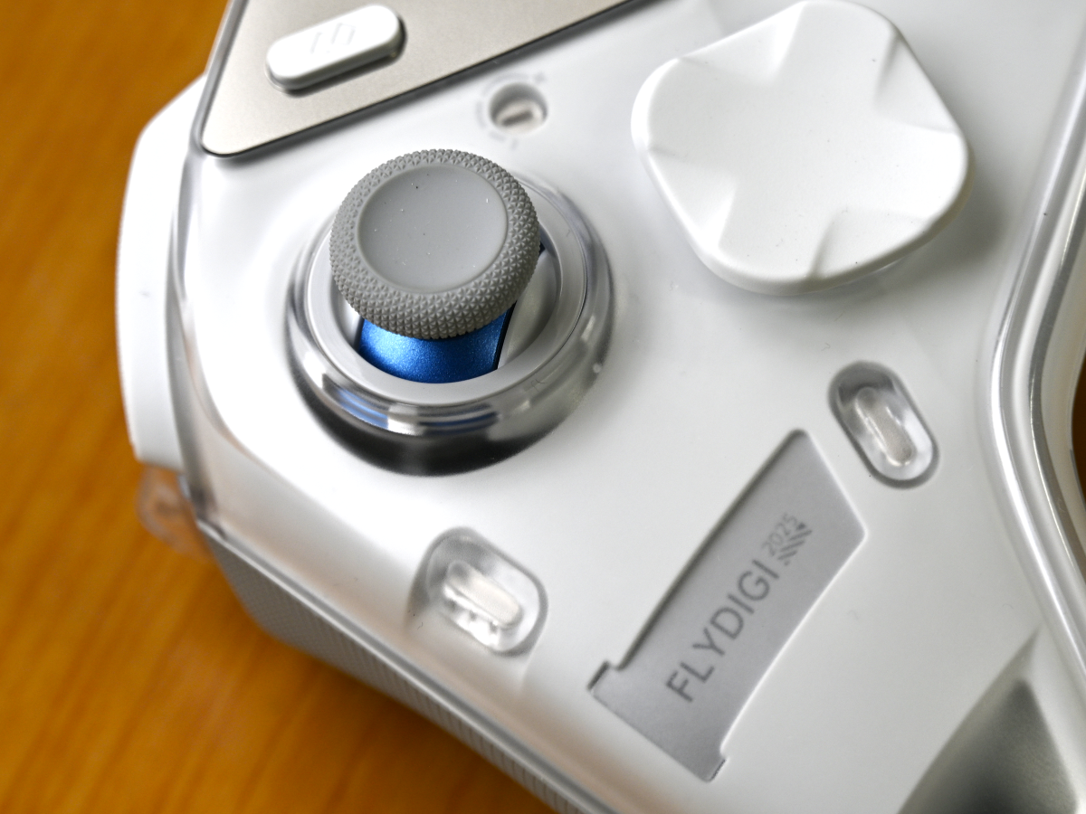 FLYDIGI APEX5 換えのスティックと十字キー付 Flydigi APEX 5 レビュー