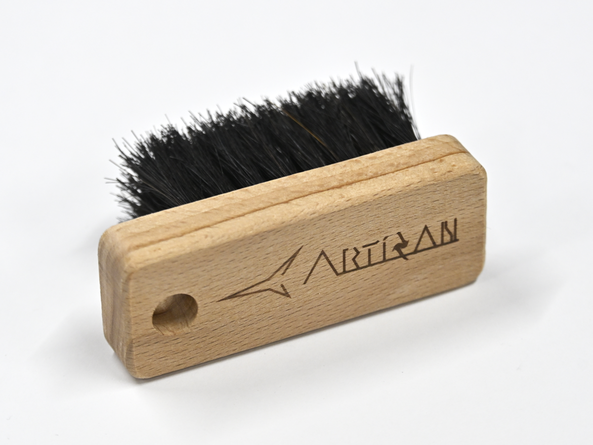 ARTISANより、マウスパッドのメンテナンス用ブラシ「マウスパッド
