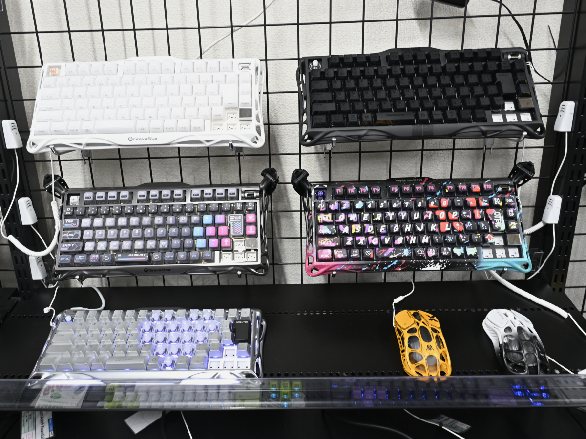 【生産終了】Gravastar ウェザリングレッド 未作成ディスプレイキット付 GravaStar製のユニークな外観と高性能を売りにしたゲーミングデバイス